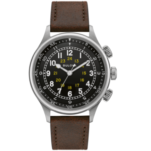 Bulova horloge met zwarte wijzerplaat, bruine leren band en zilverkleurige behuizing.