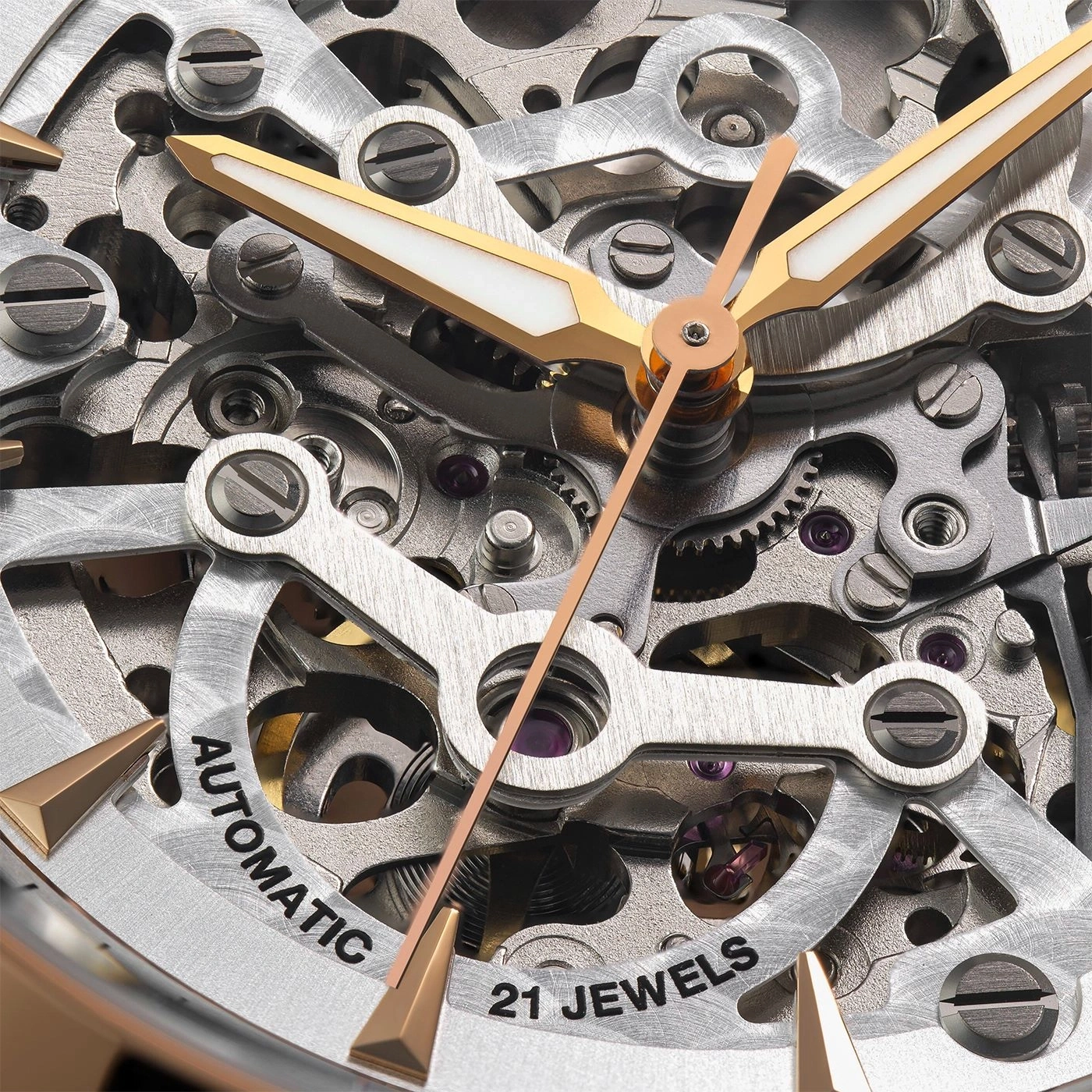 Close-up van een horloge met gouden wijzers en een ingewikkeld uurwerk.