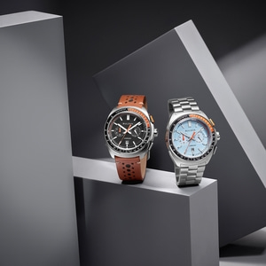 Twee Bulova horloges, elegant gepresenteerd op een grijze achtergrond.