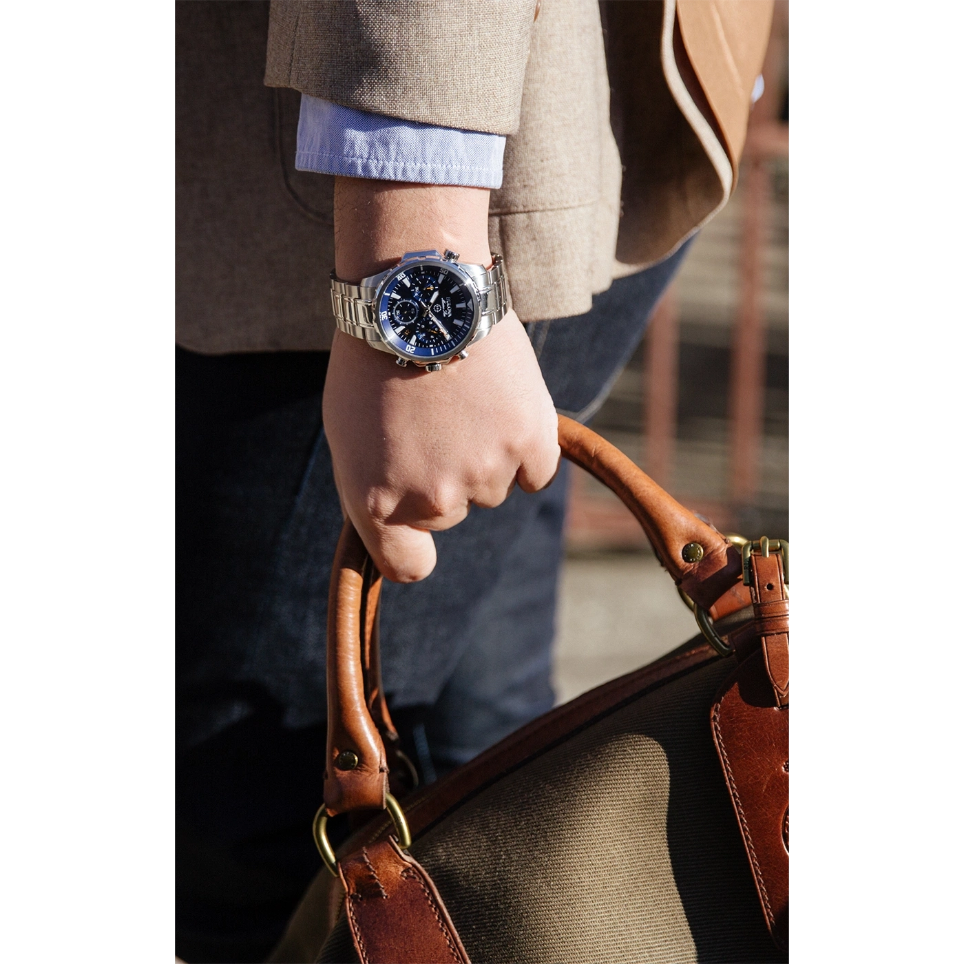 Man met horloge en tas, stijlvolle outfit, close-up, mode, accessoires, elegant