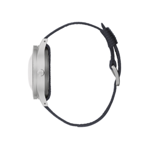 Zilveren smartwatch met donkerblauwe band, zijaanzicht, close-up, modern design