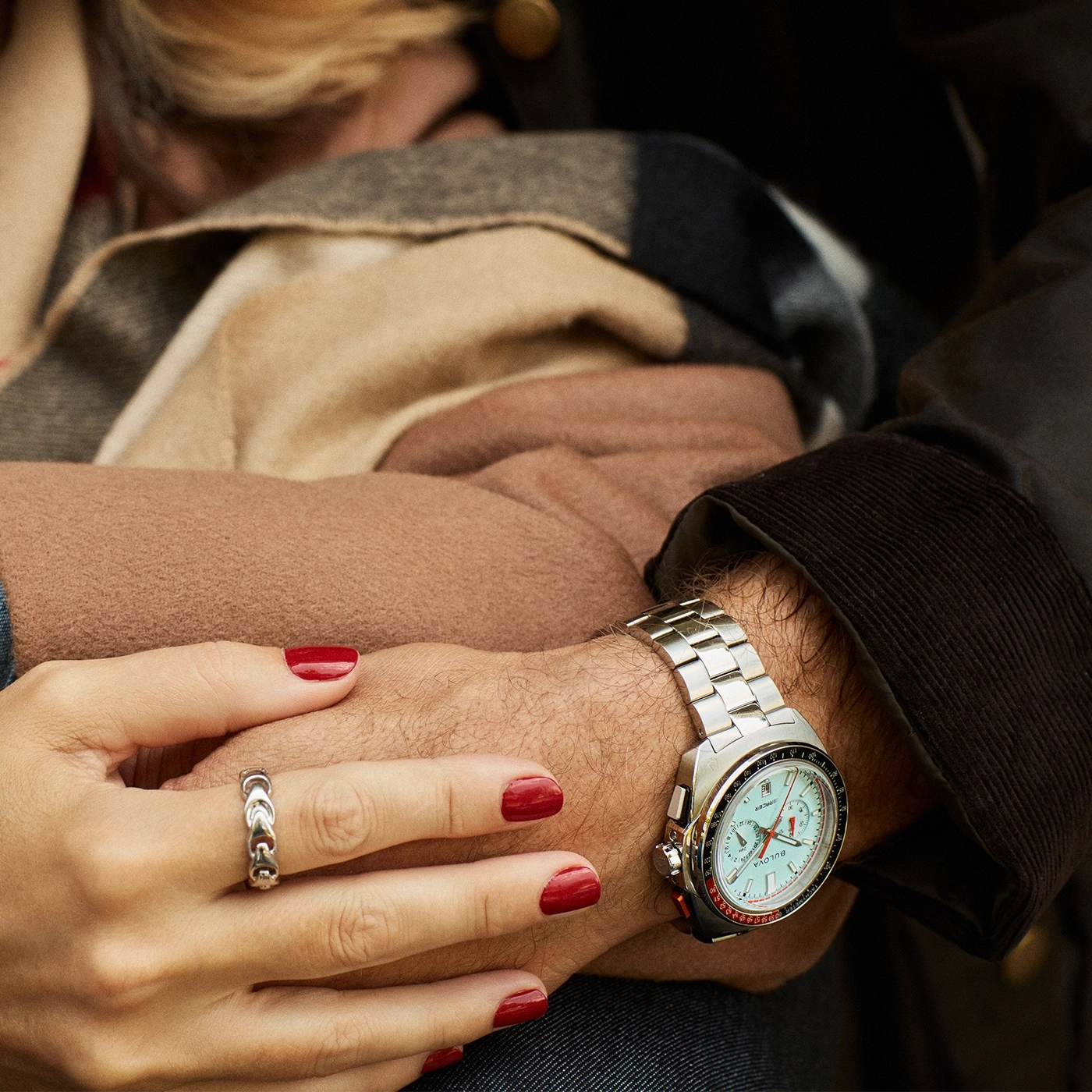 Koppel houdt handen vast, horloge, ring, rode nagels, herfst, liefde, genegenheid, close-up, detail