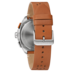 Achterkant van een bruin lederen horloge met zilveren kast en Bulova-logo.