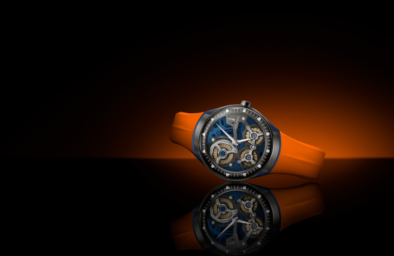 Horloge met blauwe wijzerplaat en oranje band op zwarte achtergrond