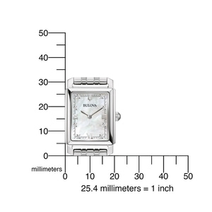 Rechthoekig Bulova-horloge met een schaalverdeling in millimeters voor metingen.