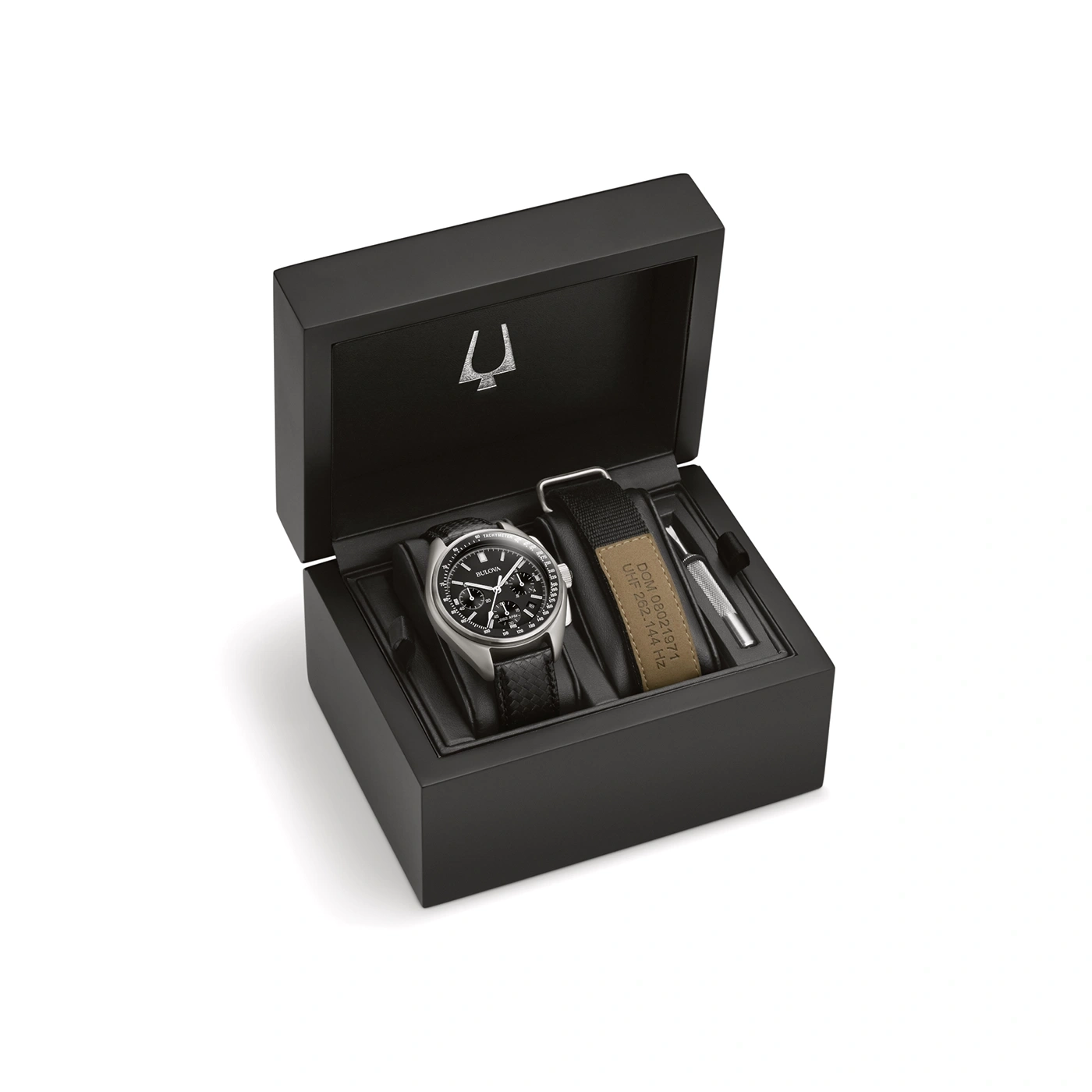 Horloge in zwarte doos. Bulova horloge met band. Accessoires. Zwarte achtergrond. Horlogedoos.