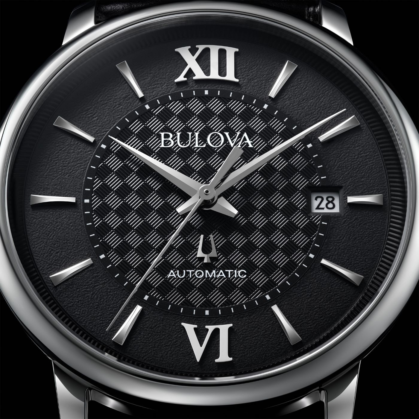 Bulova horloge, zwart wijzerplaat, Romeinse cijfers, datumweergave, automatisch, elegant design.