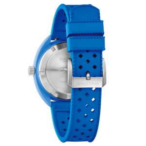 Blauw Bulova-horloge met blauwe band en zilveren gesp, close-up.