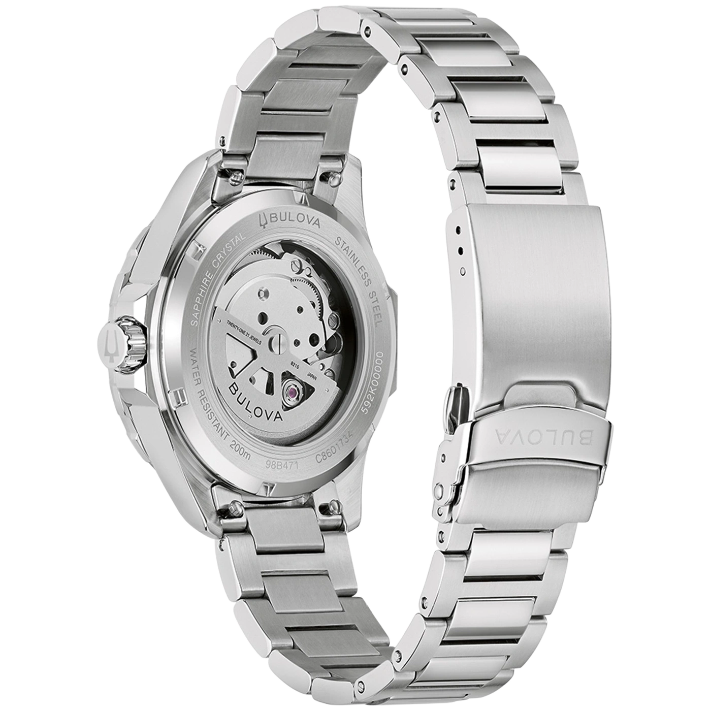 Achterkant van een zilveren Bulova horloge met zicht op het uurwerk en de band.