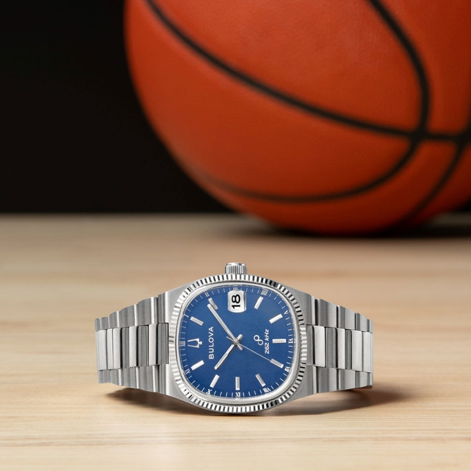 Blauwe wijzerplaat horloge met basketbal op houten achtergrond