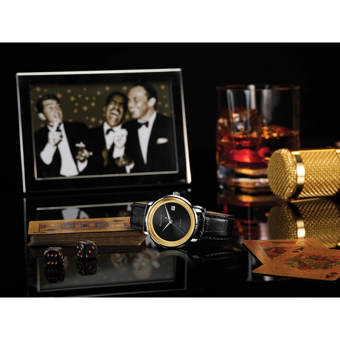Horloge, foto, dobbelstenen, kaarten, whisky, microfoon, glamour, zwart, goud, entertainment.