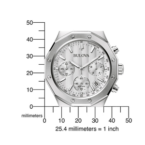 Zilveren Bulova horloge met tachymeter, datumweergave, millimeter schaal, en Bulova logo.