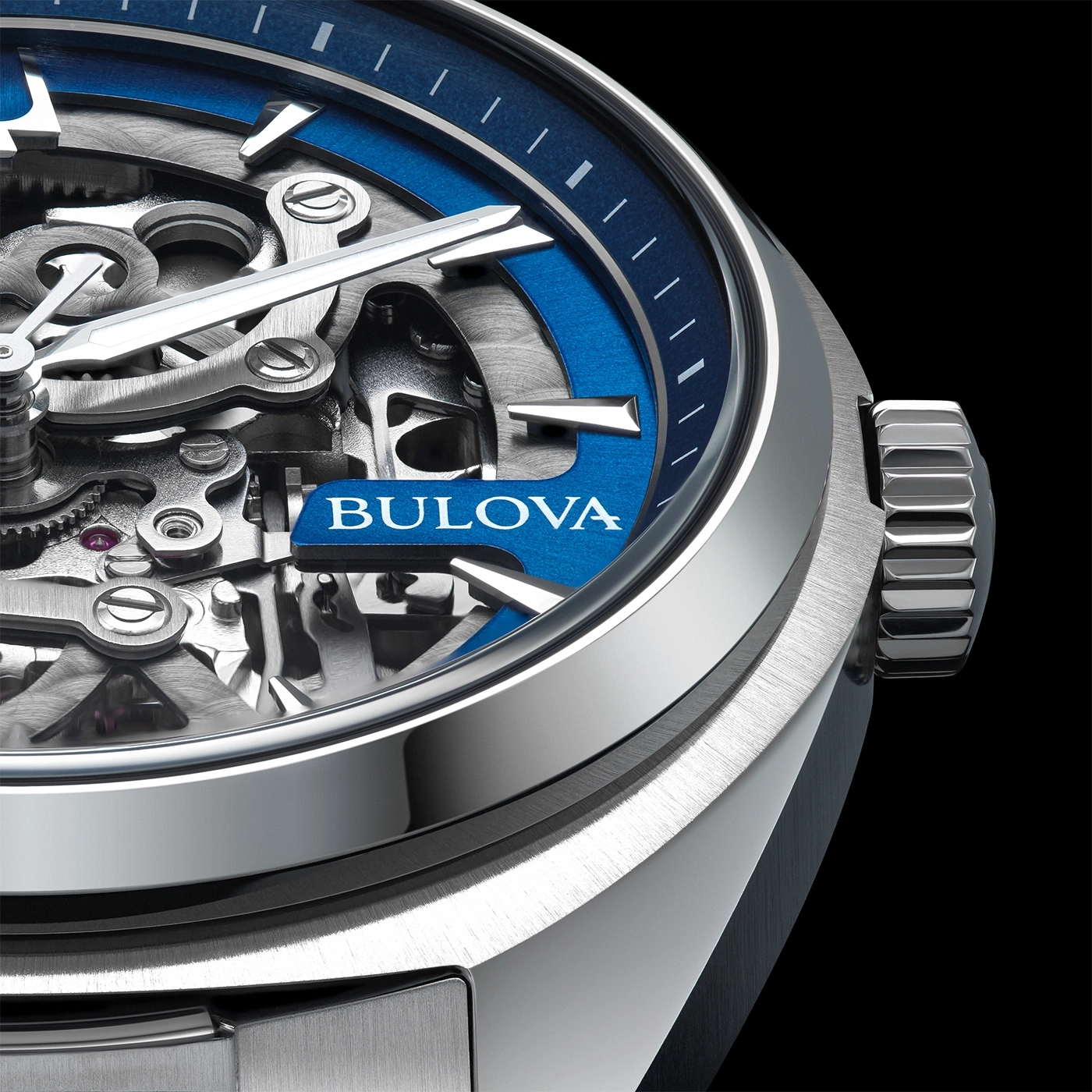 Close-up van een Bulova-horloge met blauwe wijzerplaat en zilveren details.