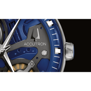 Close-up van een blauw Accutron-horloge met zilveren details en zwarte achtergrond.