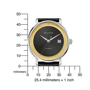 Bulova horloge met zwarte wijzerplaat en gouden rand, met millimeter schaal.