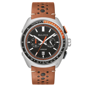 Bulova horloge met zwarte wijzerplaat, oranje accenten en bruine leren band.