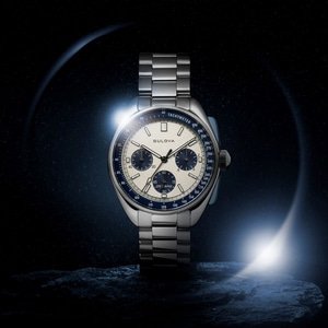 Bulova horloge met blauwe wijzerplaat en tachymeterfunctie in een ruimtedesign.