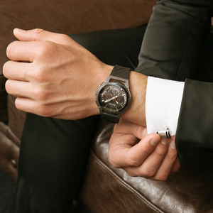 Man met horloge en manchetknopen, pak, leer, close-up, elegant