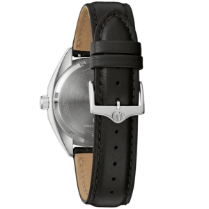 Zwarte horloge met leren band en zilveren gesp, close-up