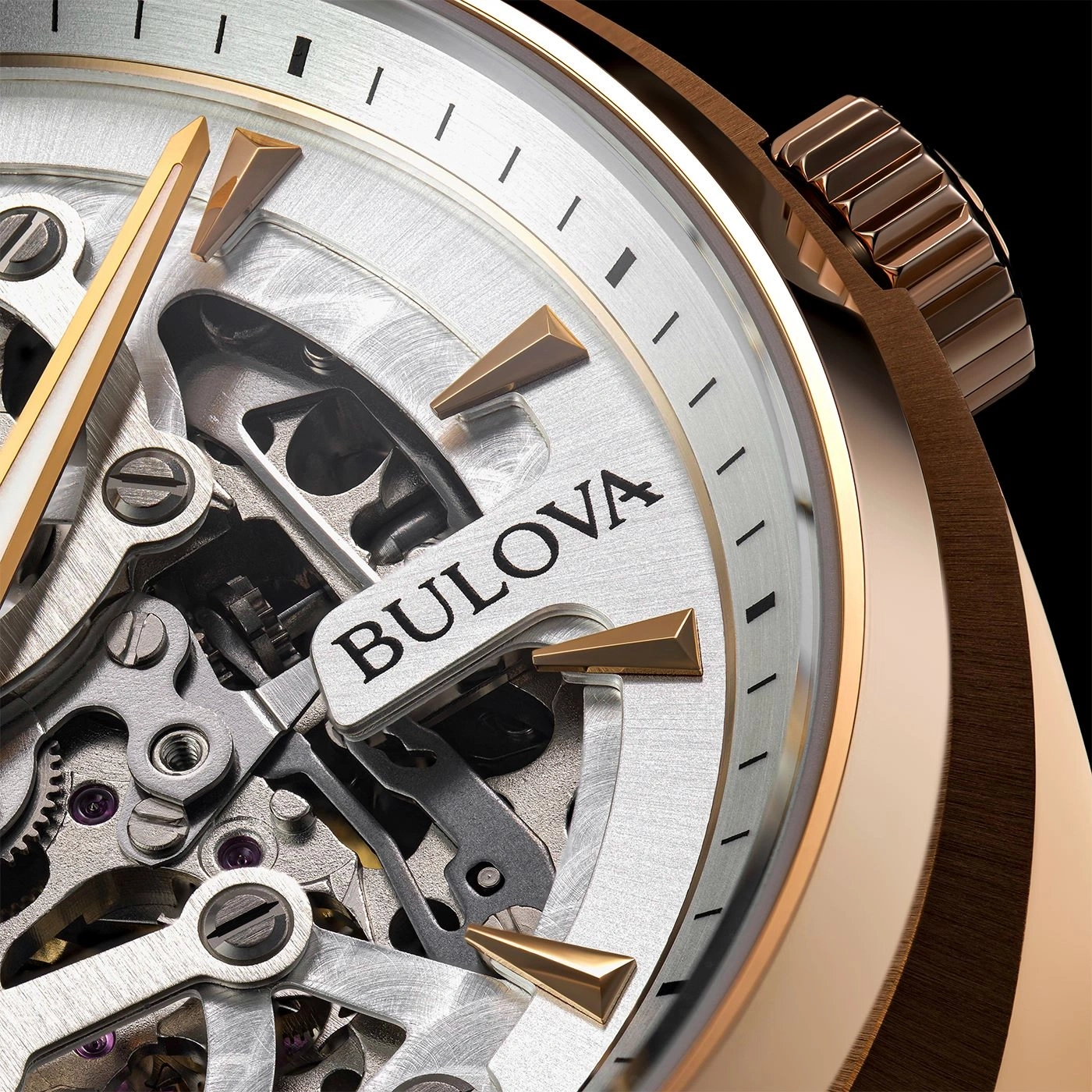Close-up van een Bulova-horloge met gouden accenten en ingewikkeld uurwerk.