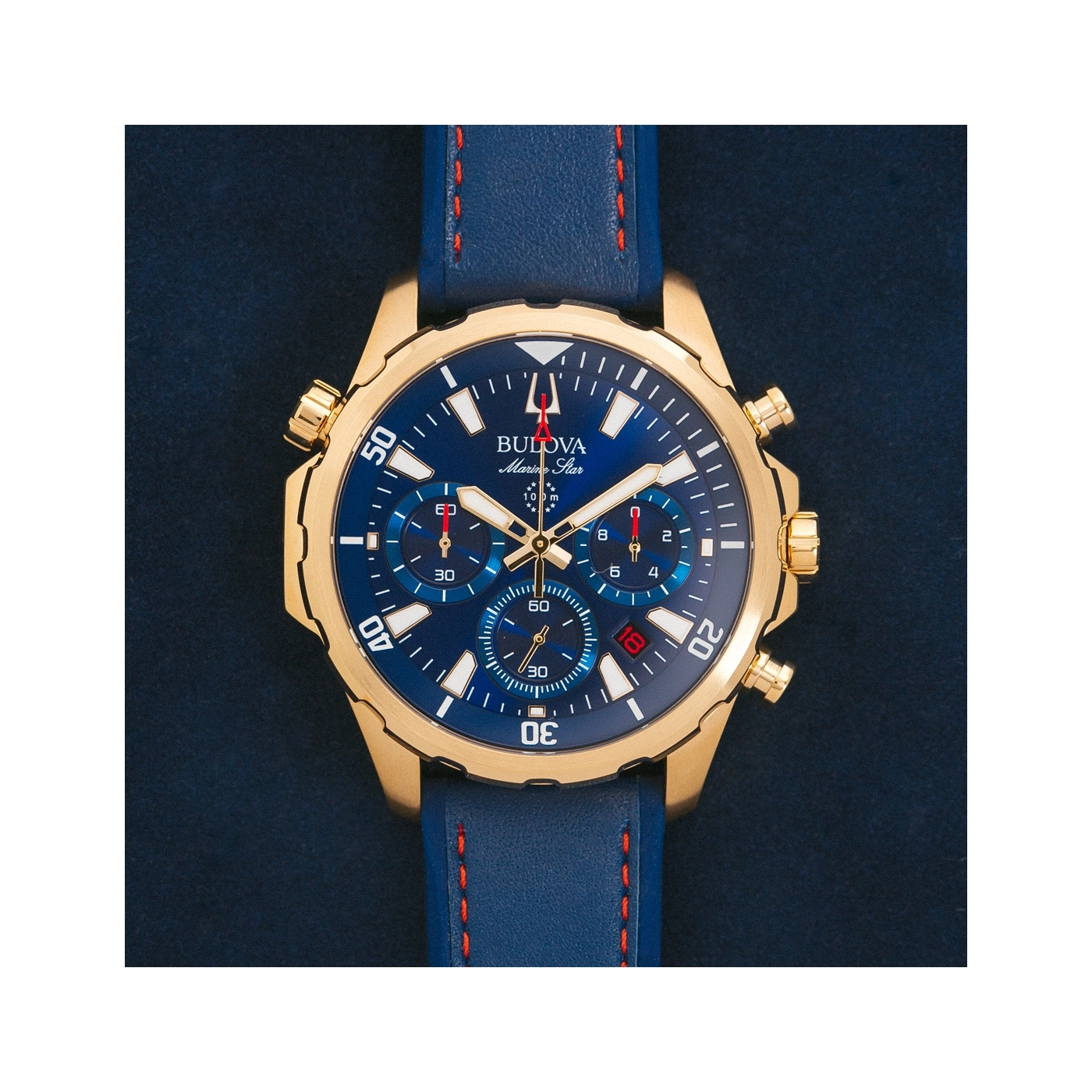 Gouden Bulova Marine Star horloge met blauwe wijzerplaat en leren band.