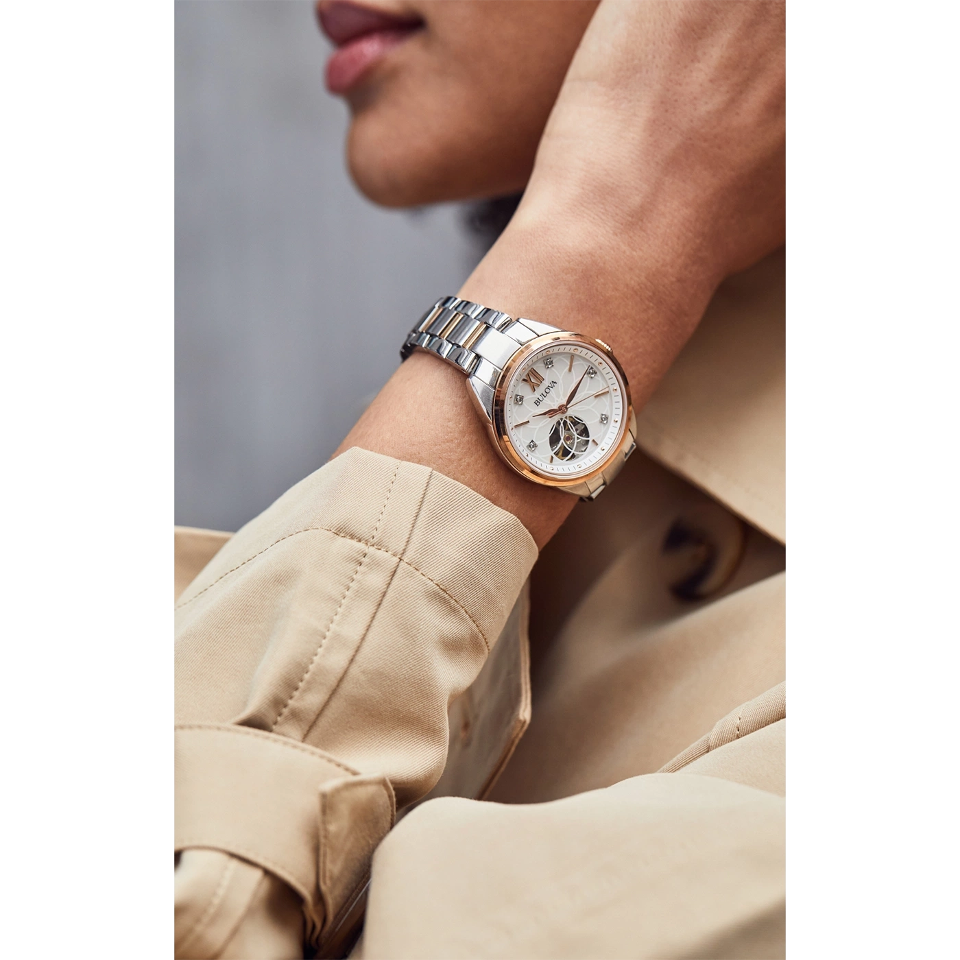Close-up van een vrouw met een horloge om haar pols, modeaccessoire