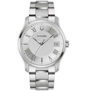 Zilveren Bulova horloge met Romeinse cijfers en datumweergave op lichte achtergrond.