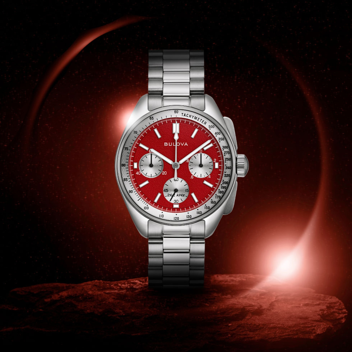Bulova horloge met rode wijzerplaat en tachymeter, roestvrijstalen band, close-up