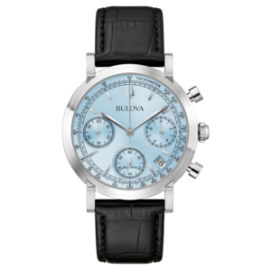 Bulova horloge met lichtblauwe wijzerplaat en zwart lederen band.