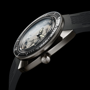 Close-up van een Bulova-horloge met zwarte wijzerplaat en band