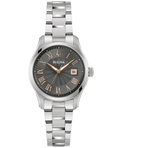 Bulova horloge, zilveren band, grijze wijzerplaat, Romeinse cijfers, datumweergave, elegant design.