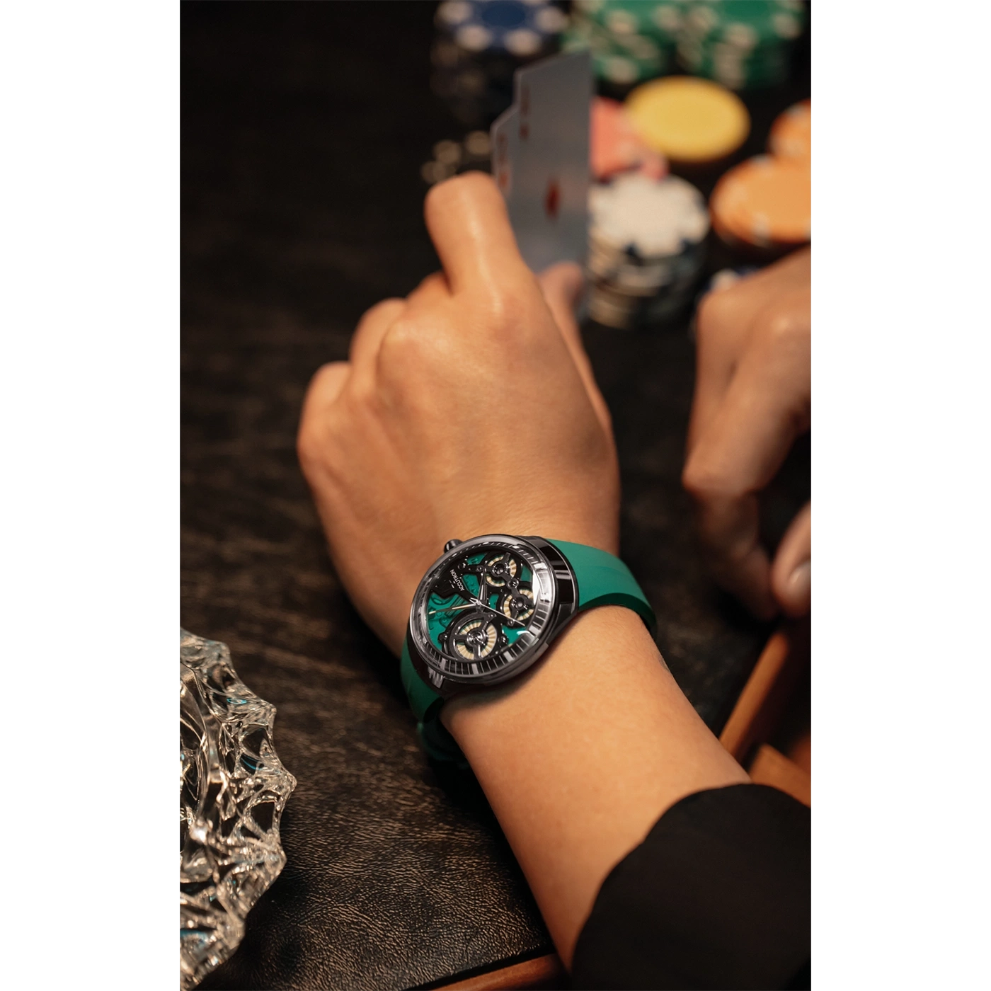 Horloge om de pols, poker, kaarten, fiches, groene band, close-up, gokken