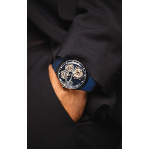 Horloge om pols, man in pak, blauwe band, elegant design, close-up foto