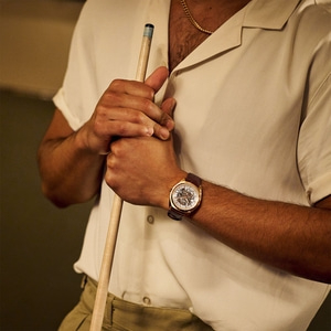 Man met horloge en keu, close-up, stijlvol, elegant, mode, casual