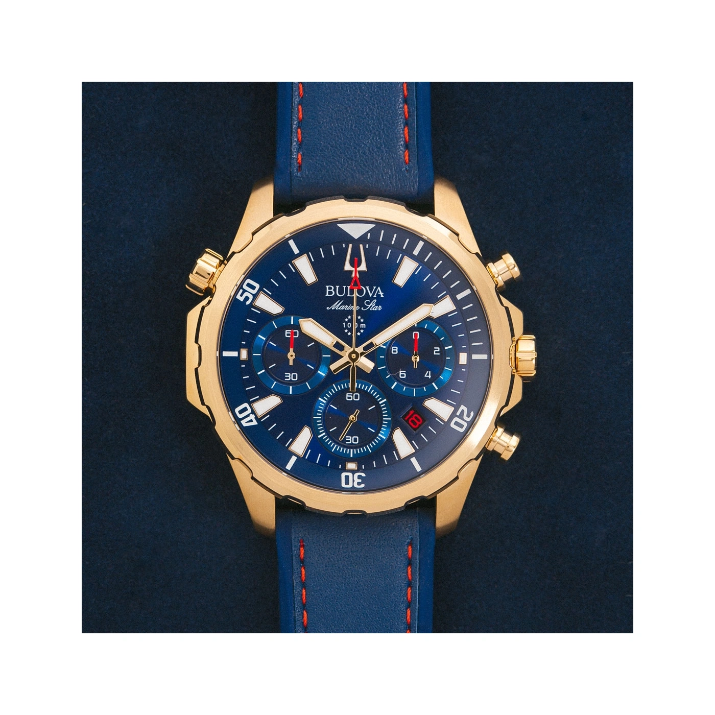 Gouden Bulova Marine Star horloge met blauwe wijzerplaat en lederen band.