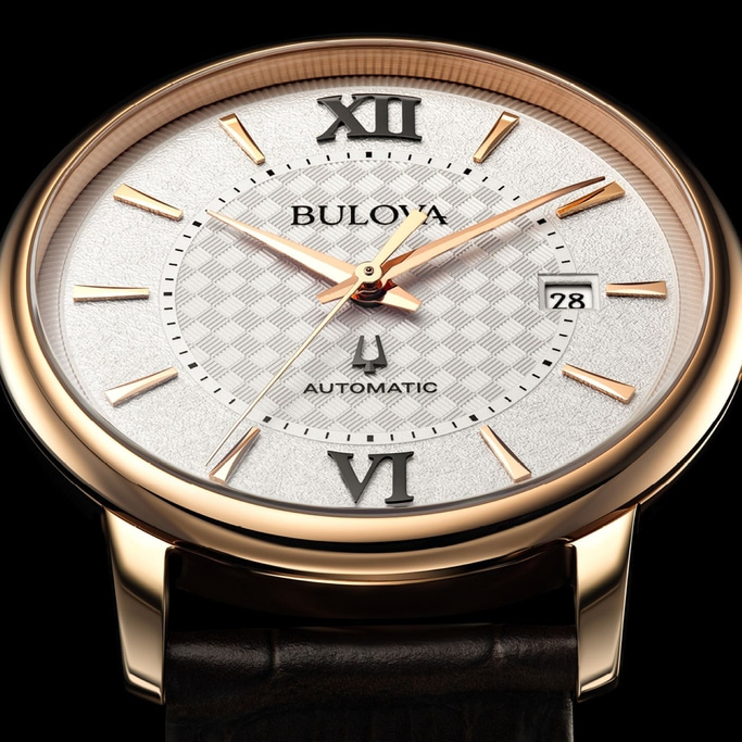 Bulova horloge met gouden kast en witte wijzerplaat met Romeinse cijfers