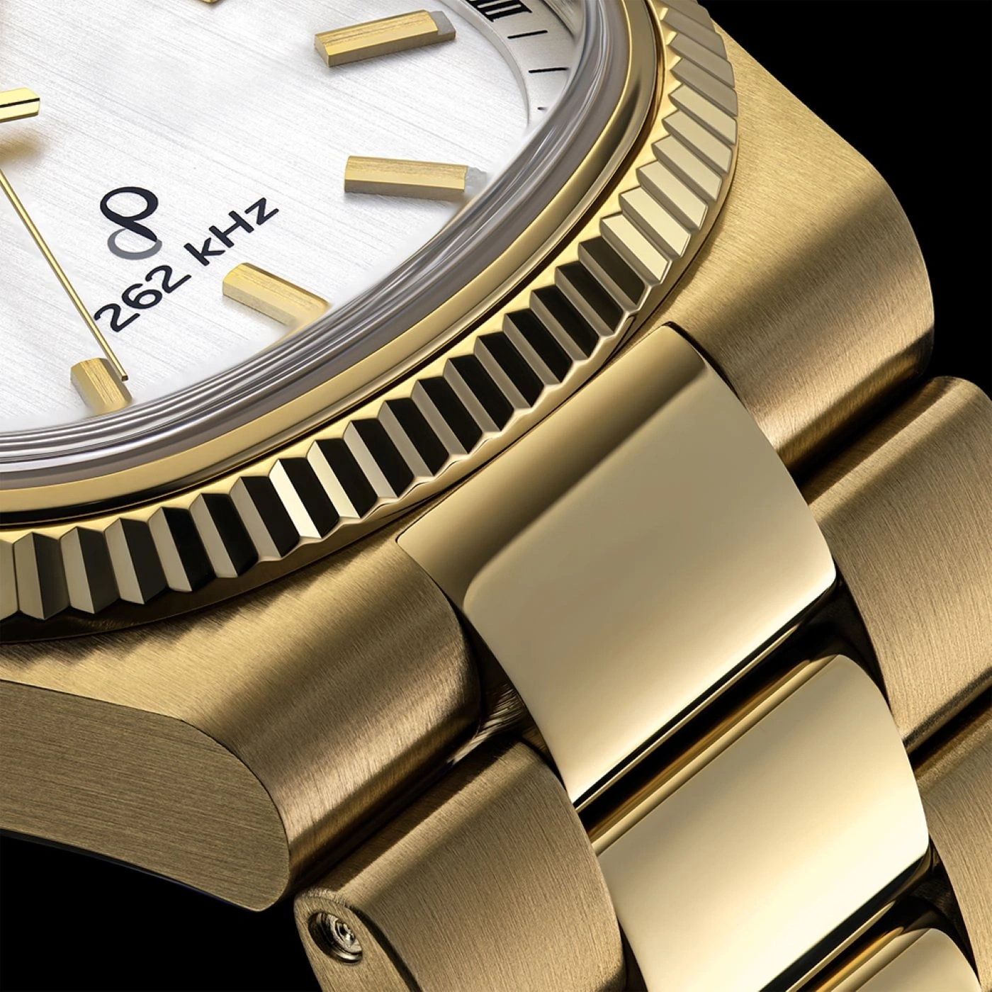 Close-up van een gouden horloge met witte wijzerplaat en zwarte letters.