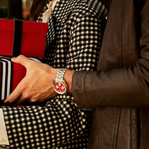 Man met horloge houdt cadeaus vast, vrouw in geruite jas, leren jas