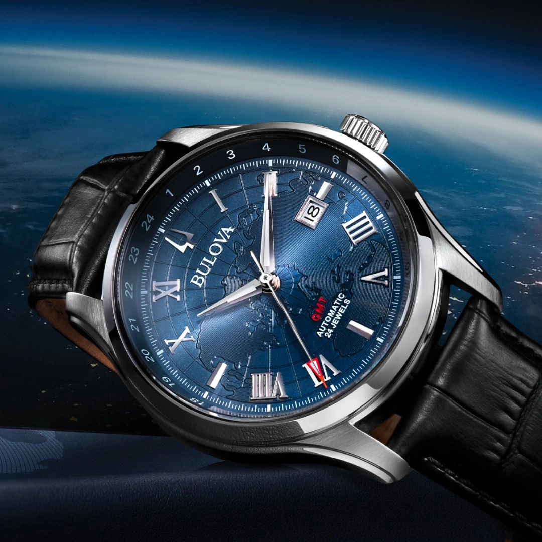 Bulova horloge met wereldkaart, blauwe wijzerplaat, leren band, datum, GMT, automatisch