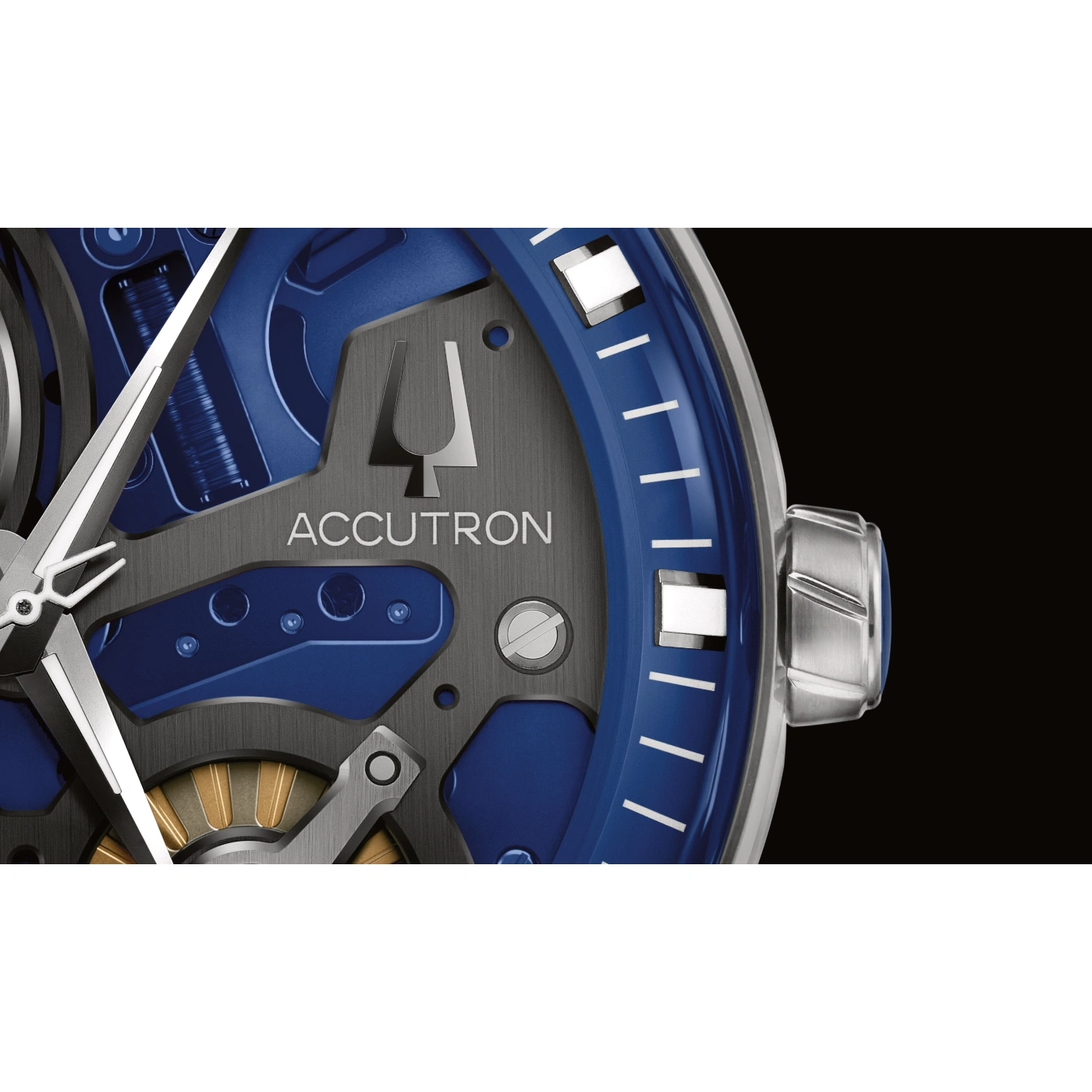 Close-up van een blauw Accutron-horloge met zilveren details en zwarte achtergrond.