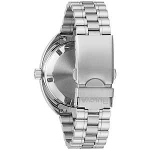 Achterkant van een zilveren Bulova-horloge met armband en sluiting.
