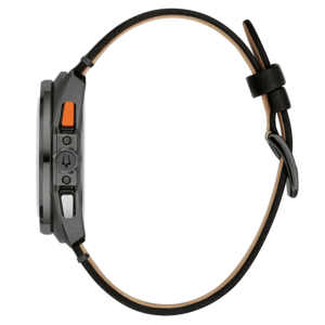 Zwarte horloge met leren band, oranje knoppen en zwarte gesp. Zijaanzicht.