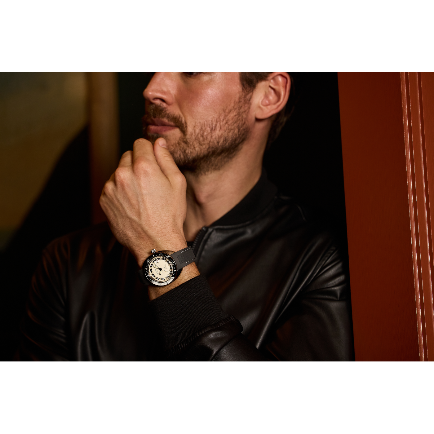 Man met horloge, leren jas, nadenkend, baard, deur, interieur, mode, accessoire, stijl