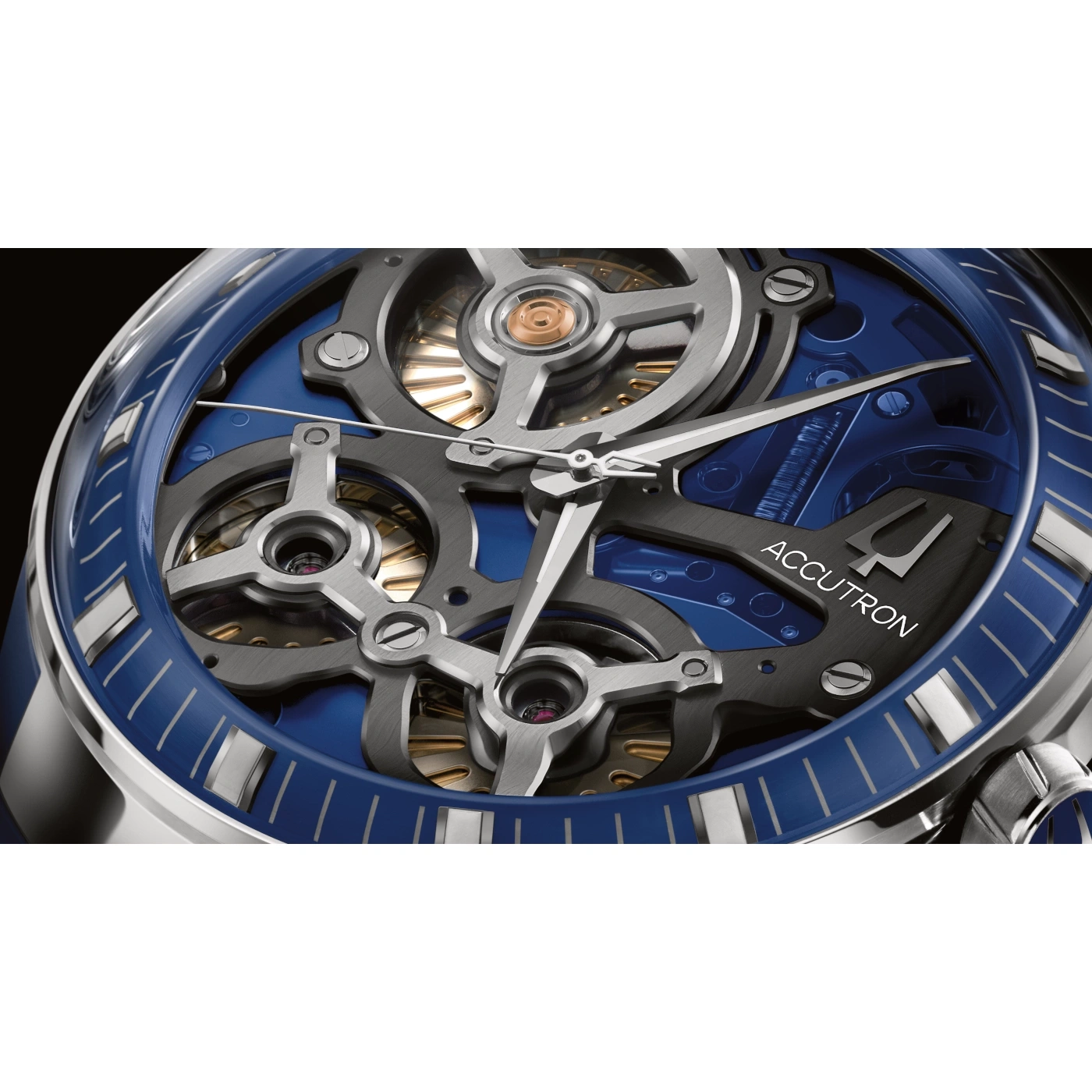 Close-up van een blauw Accutron-horloge met complex uurwerk en details.