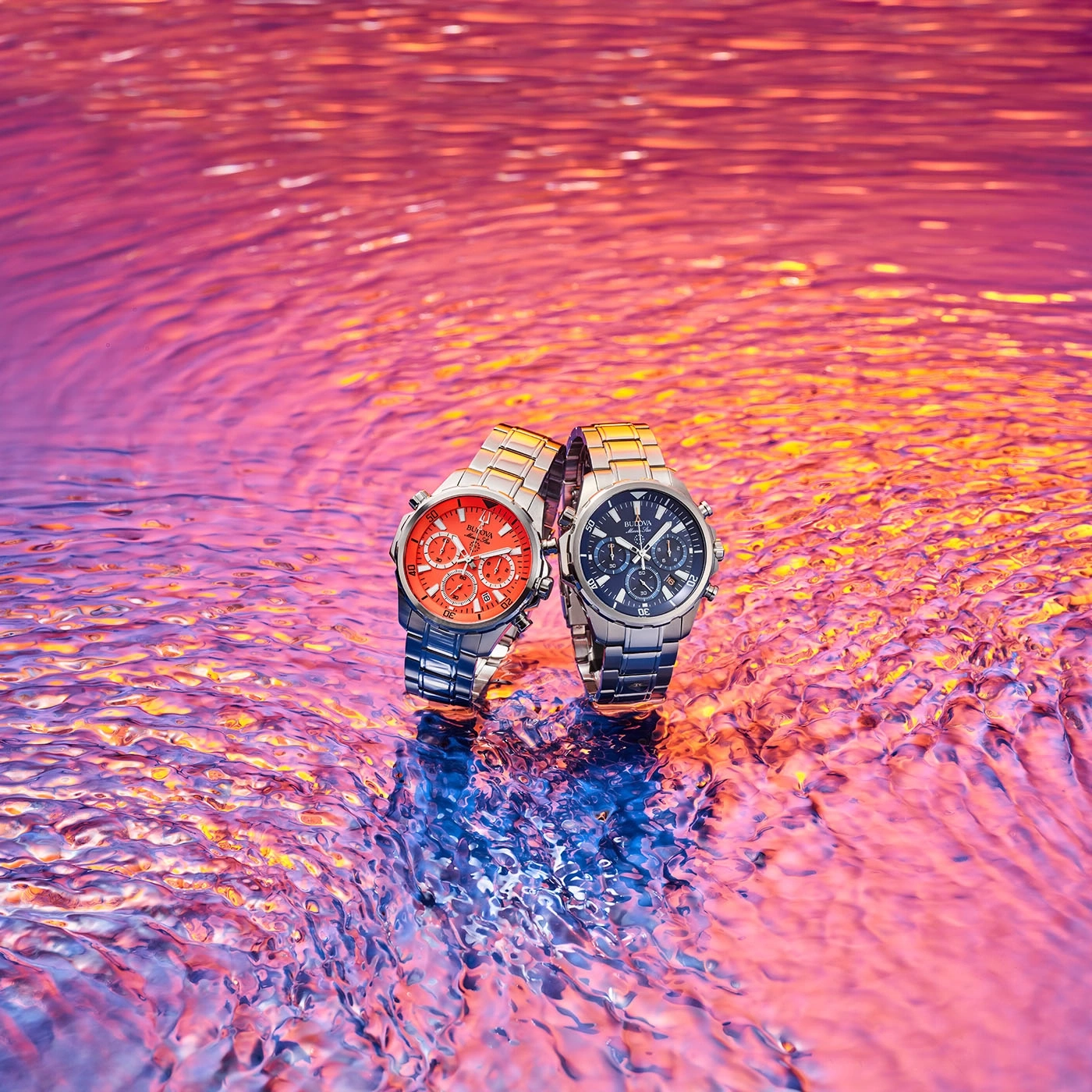Twee horloges op een glinsterend, kleurrijk oppervlak. Close-up.