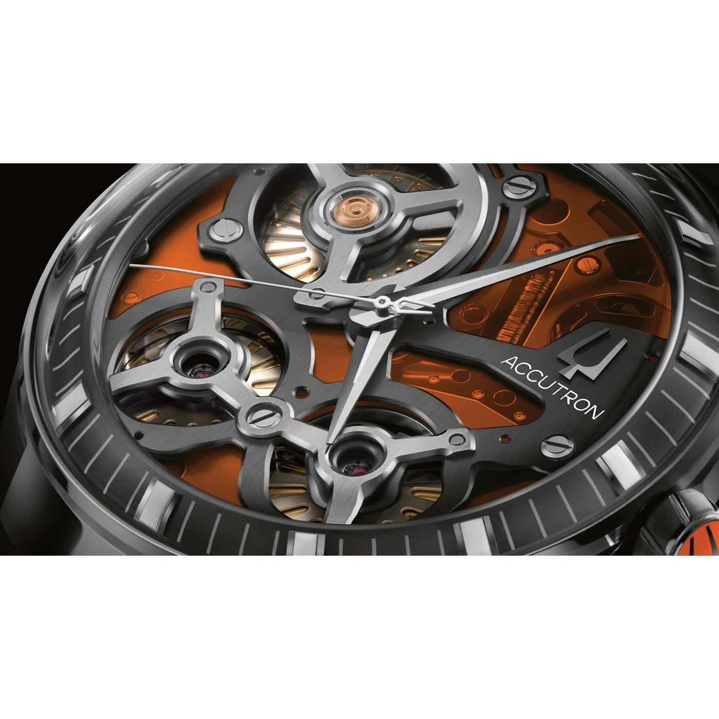 Close-up van een horloge met oranje wijzerplaat en ingewikkeld mechanisme.