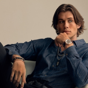 Man met horloge en sieraden, denim overhemd, bedachtzaam, portret, mode, accessoires