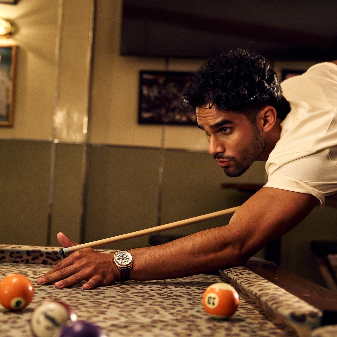 Man speelt pool, geconcentreerd, horloge, pooltafel, bal, spel, vrije tijd, sport, concentratie, focus