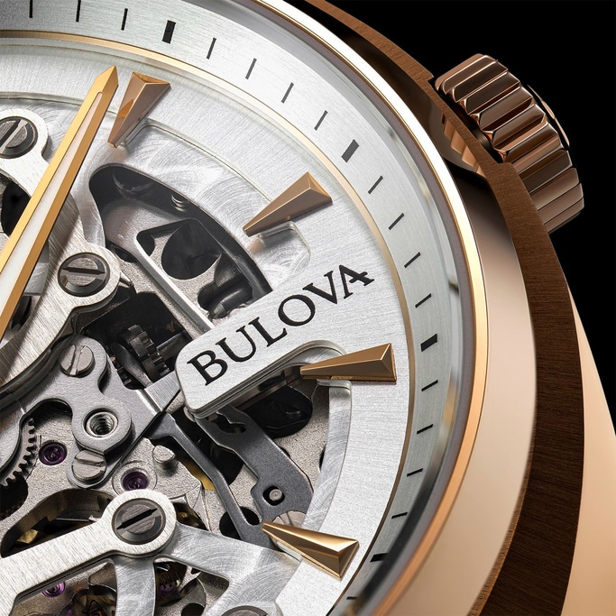 Close-up van een Bulova-horloge met gouden accenten en ingewikkeld uurwerk.
