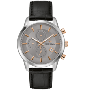 Bulova horloge met grijze wijzerplaat, roségouden accenten en zwart leren bandje.